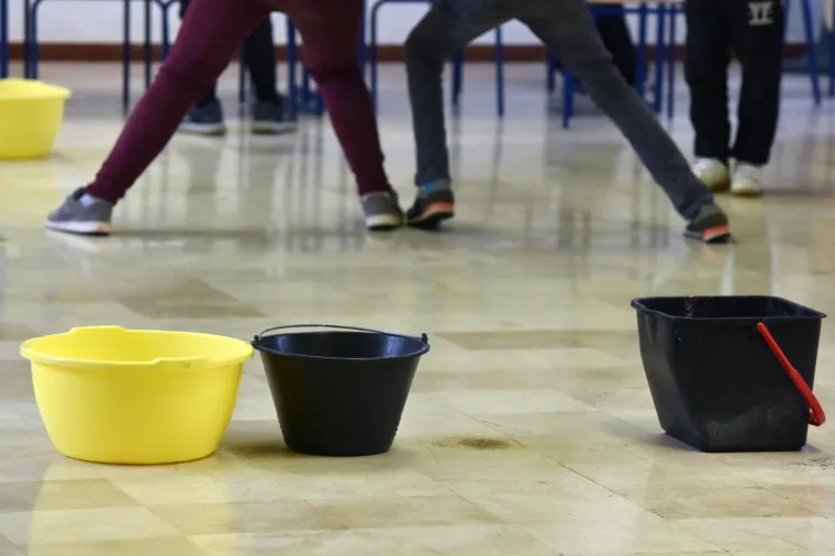 Područna &scaron;kola Antuna Mihanovića Petropoljskog u derutnom je stanju i proki&scaron;njava pa se tijekom ki&scaron;e unutar &scaron;kole postavljaju kante kako bi skupile vodu.