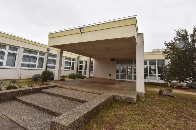 Područna &scaron;kola Antuna Mihanovića Petropoljskog u derutnom je stanju i proki&scaron;njava pa se tijekom ki&scaron;e unutar &scaron;kole postavljaju kante kako bi skupile vodu.