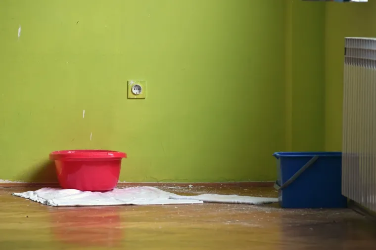 Područna &scaron;kola Antuna Mihanovića Petropoljskog u derutnom je stanju i proki&scaron;njava pa se tijekom ki&scaron;e unutar &scaron;kole postavljaju kante kako bi skupile vodu.