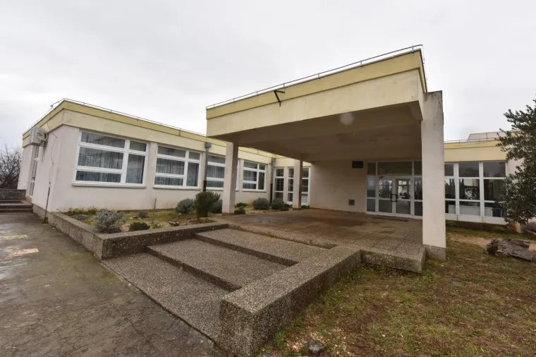 Područna &scaron;kola Antuna Mihanovića Petropoljskog u derutnom je stanju i proki&scaron;njava pa se tijekom ki&scaron;e unutar &scaron;kole postavljaju kante kako bi skupile vodu.