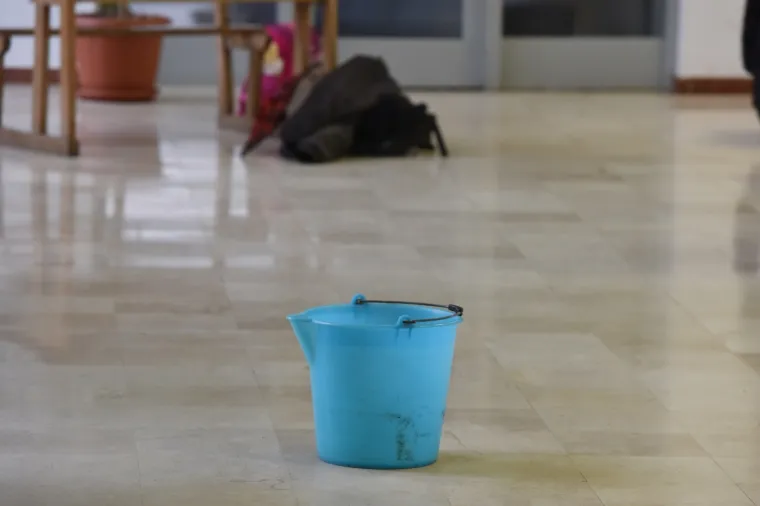 Područna &scaron;kola Antuna Mihanovića Petropoljskog u derutnom je stanju i proki&scaron;njava pa se tijekom ki&scaron;e unutar &scaron;kole postavljaju kante kako bi skupile vodu.