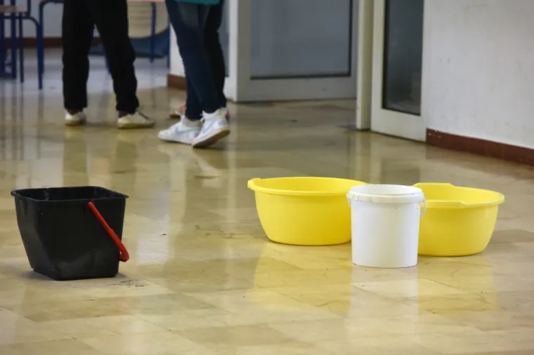 Područna &scaron;kola Antuna Mihanovića Petropoljskog u derutnom je stanju i proki&scaron;njava pa se tijekom ki&scaron;e unutar &scaron;kole postavljaju kante kako bi skupile vodu.