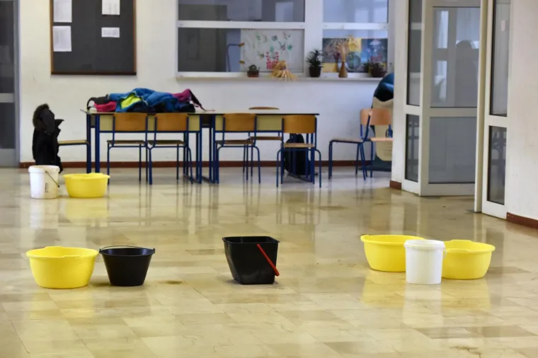 Područna &scaron;kola Antuna Mihanovića Petropoljskog u derutnom je stanju i proki&scaron;njava pa se tijekom ki&scaron;e unutar &scaron;kole postavljaju kante kako bi skupile vodu.