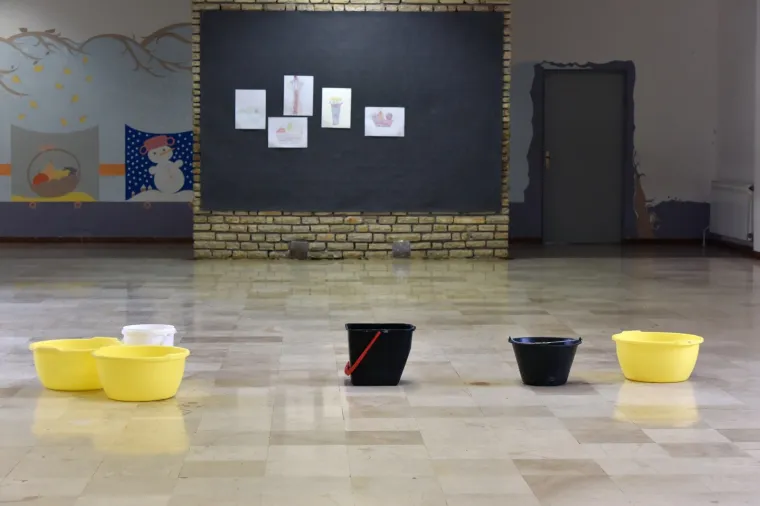 Područna &scaron;kola Antuna Mihanovića Petropoljskog u derutnom je stanju i proki&scaron;njava pa se tijekom ki&scaron;e unutar &scaron;kole postavljaju kante kako bi skupile vodu.