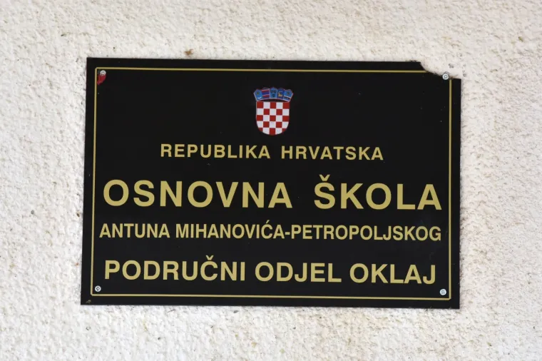 Područna &scaron;kola Antuna Mihanovića Petropoljskog u derutnom je stanju i proki&scaron;njava pa se tijekom ki&scaron;e unutar &scaron;kole postavljaju kante kako bi skupile vodu.