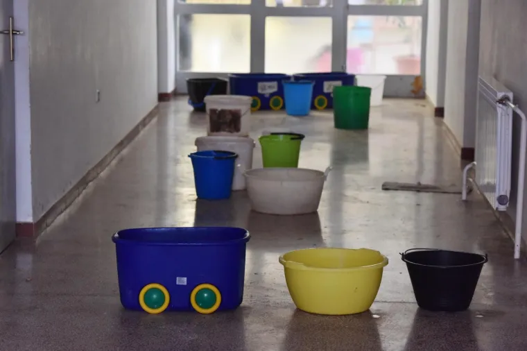 Područna &scaron;kola Antuna Mihanovića Petropoljskog u derutnom je stanju i proki&scaron;njava pa se tijekom ki&scaron;e unutar &scaron;kole postavljaju kante kako bi skupile vodu.