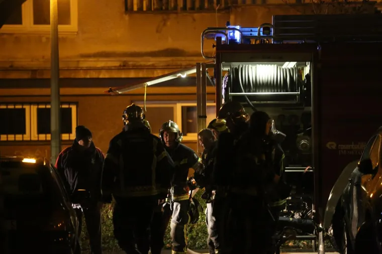 Večeras oko 20 sati na zagrebačkoj Volovčici, u Zapoljskoj ulici, planuo je stan u zgradi, a u njemu je pronađen mrtav čovjek.