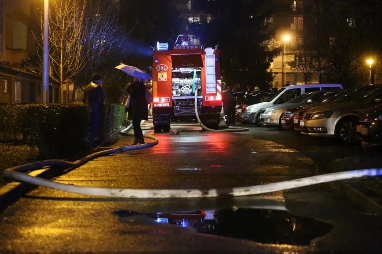 Večeras oko 20 sati na zagrebačkoj Volovčici, u Zapoljskoj ulici, planuo je stan u zgradi, a u njemu je pronađen mrtav čovjek.