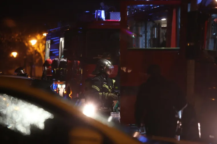 Večeras oko 20 sati na zagrebačkoj Volovčici, u Zapoljskoj ulici, planuo je stan u zgradi, a u njemu je pronađen mrtav čovjek.