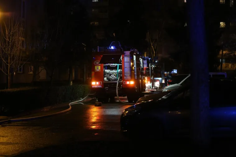 Večeras oko 20 sati na zagrebačkoj Volovčici, u Zapoljskoj ulici, planuo je stan u zgradi, a u njemu je pronađen mrtav čovjek.