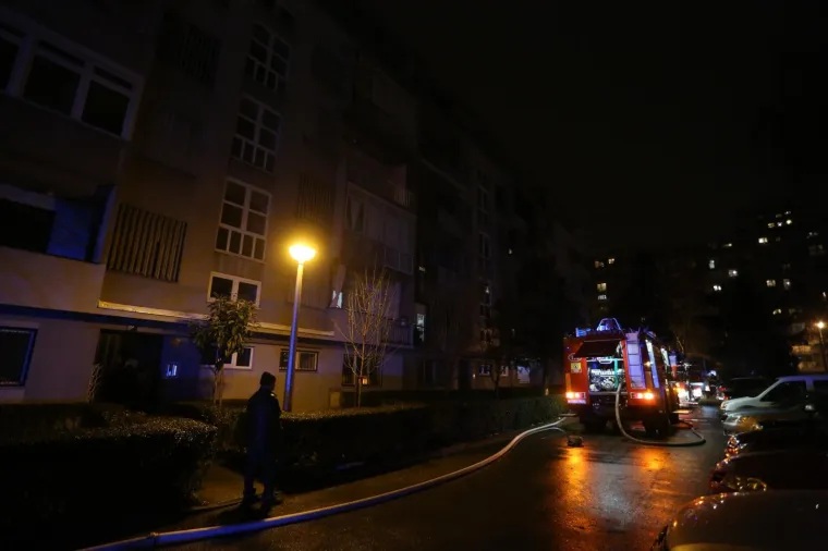 Večeras oko 20 sati na zagrebačkoj Volovčici, u Zapoljskoj ulici, planuo je stan u zgradi, a u njemu je pronađen mrtav čovjek.