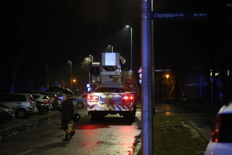Večeras oko 20 sati na zagrebačkoj Volovčici, u Zapoljskoj ulici, planuo je stan u zgradi, a u njemu je pronađen mrtav čovjek.