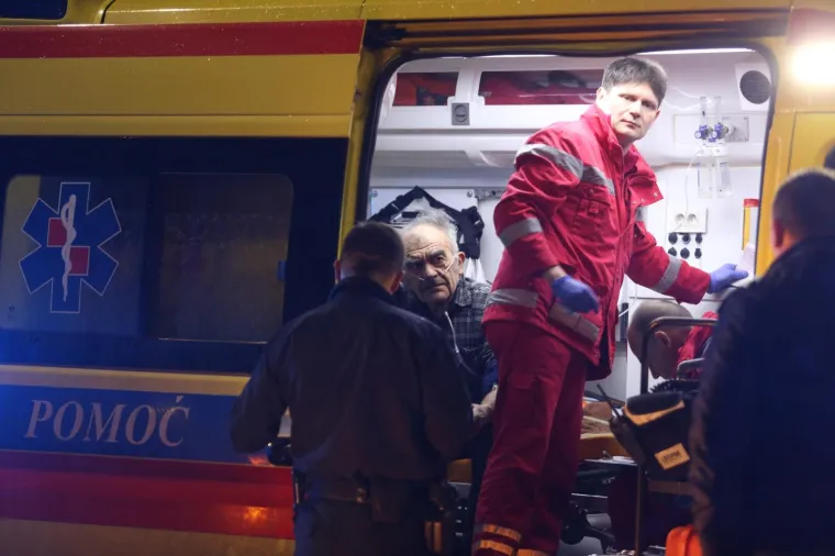 Večeras oko 20 sati na zagrebačkoj Volovčici, u Zapoljskoj ulici, planuo je stan u zgradi, a u njemu je pronađen mrtav čovjek.