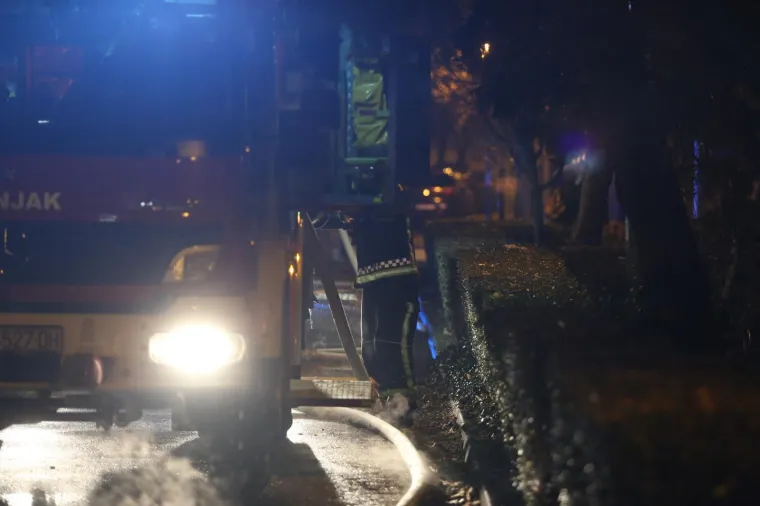 Večeras oko 20 sati na zagrebačkoj Volovčici, u Zapoljskoj ulici, planuo je stan u zgradi, a u njemu je pronađen mrtav čovjek.