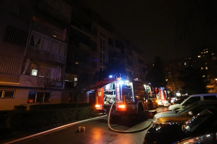Večeras oko 20 sati na zagrebačkoj Volovčici, u Zapoljskoj ulici, planuo je stan u zgradi, a u njemu je pronađen mrtav čovjek.