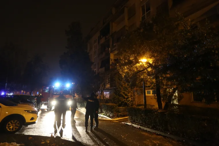 Večeras oko 20 sati na zagrebačkoj Volovčici, u Zapoljskoj ulici, planuo je stan u zgradi, a u njemu je pronađen mrtav čovjek.