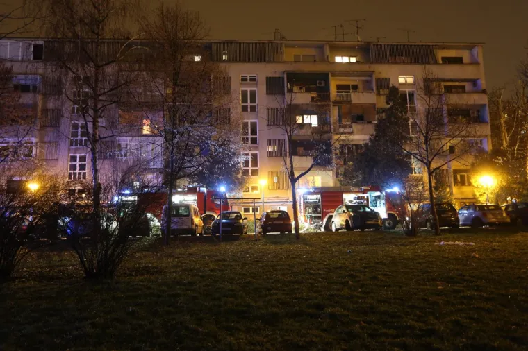 Večeras oko 20 sati na zagrebačkoj Volovčici, u Zapoljskoj ulici, planuo je stan u zgradi, a u njemu je pronađen mrtav čovjek.