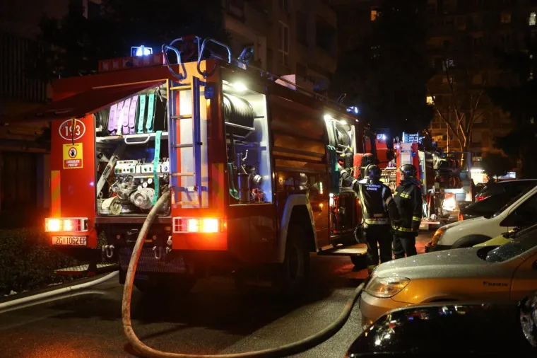 Večeras oko 20 sati na zagrebačkoj Volovčici, u Zapoljskoj ulici, planuo je stan u zgradi, a u njemu je pronađen mrtav čovjek.