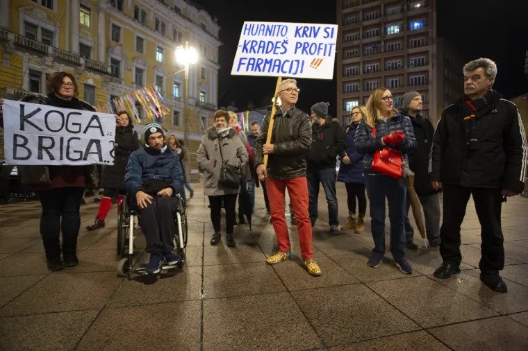 PROSVJED U RIJECI: Dvjestotinjak građana zapalilo za Huanita Luksetića