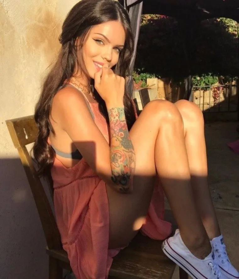 SEKSI I NE BOJE SE MALO BOLI: Na svojim fotkama spremno pokazale tetovaže