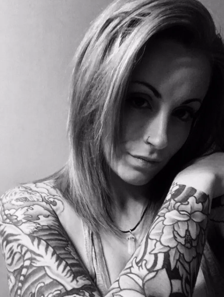 SEKSI I NE BOJE SE MALO BOLI: Na svojim fotkama spremno pokazale tetovaže