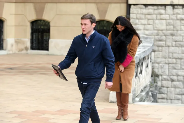 Lo&scaron;injaninu Ivanu Jeliću u Rijeci sude jer je navodno u telefonskom razgovoru prijetio premijeru i Vladi, odnosno tajnici premijera je kazao da će kupiti borbene avione, sru&scaron;iti Vladu i sve ih ubiti.