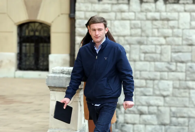 Lo&scaron;injaninu Ivanu Jeliću u Rijeci sude jer je navodno u telefonskom razgovoru prijetio premijeru i Vladi, odnosno tajnici premijera je kazao da će kupiti borbene avione, sru&scaron;iti Vladu i sve ih ubiti.