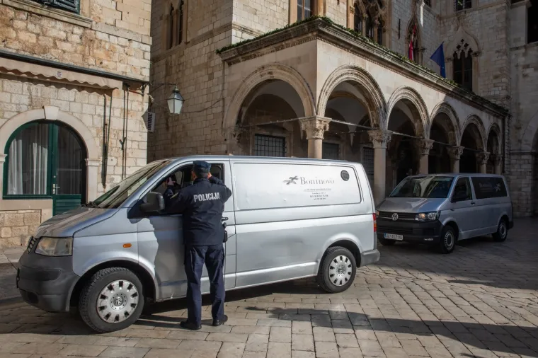 Dubrovnik: Tijela ubijenih nakon policijskog očevida prevezena kombijima