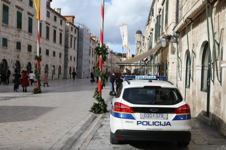 Dubrovnik - Policijski očevid na mjestu nesreće gdje je pronađeno nekoliko tijela. Tri tjela su pronadjena u stanu, dok je jedna ranjena žena prevezena u bolnicu.