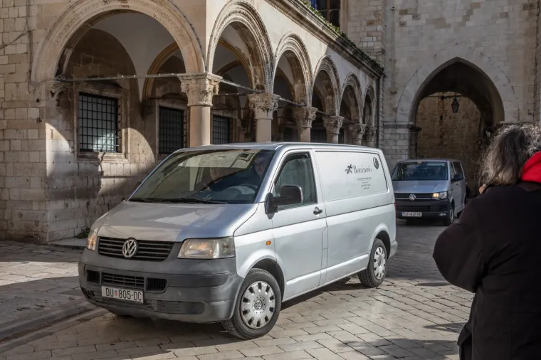 TRAGIČNI PRIZORI U DUBROVNIKU: Policija nakon očevida iz stana iznijela tijela mrtvih ljudi