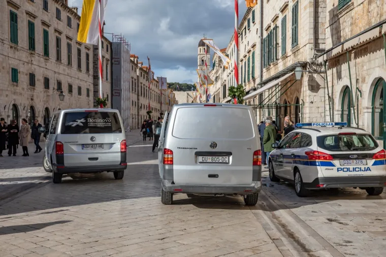 TRAGIČNI PRIZORI U DUBROVNIKU: Policija nakon očevida iz stana iznijela tijela mrtvih ljudi