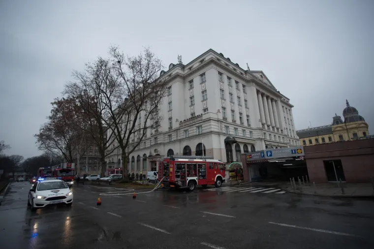 Vatrogasci gase pozar koji je izbio u sauni Hotela Esplanade.Photo: Davor Puklavec/PIXSELL