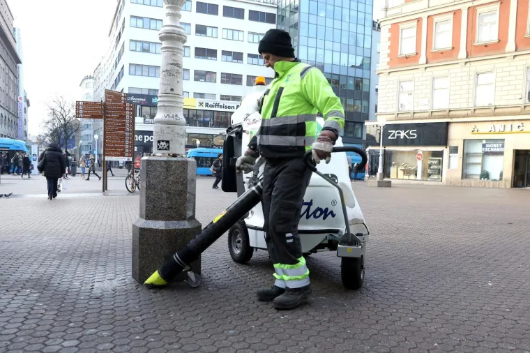 Od kad su krajem prosle godine nabavljeni za zagrebacku Cistocu elekticni usisavaci tvrtke Glutton electric na ulicama polako zamjenjuju tricikle i metle. Samopokretni uredjaji na potpuno elekticni pogon po specifijacijama mogu raditi do 12 sati sa jednim punjenjem akumulatora i do sada su opravdali ocekivanja.Photo: Patrik Macek/PIXSELL