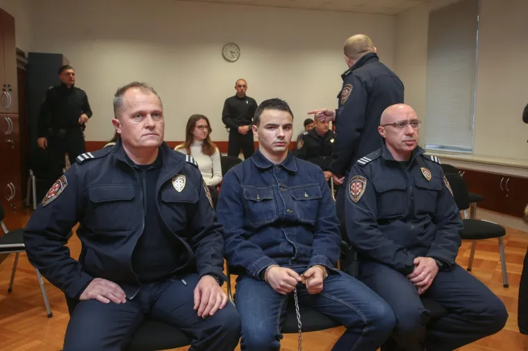 David Kom&scaron;ić u lancima doveden na sud, do&scaron;li i prijatelji: Kristinu su udarali i čupali za kosu