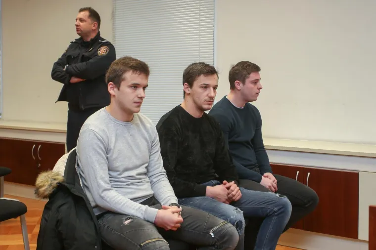 David Kom&scaron;ić u lancima doveden na sud, do&scaron;li i prijatelji: Kristinu su udarali i čupali za kosu