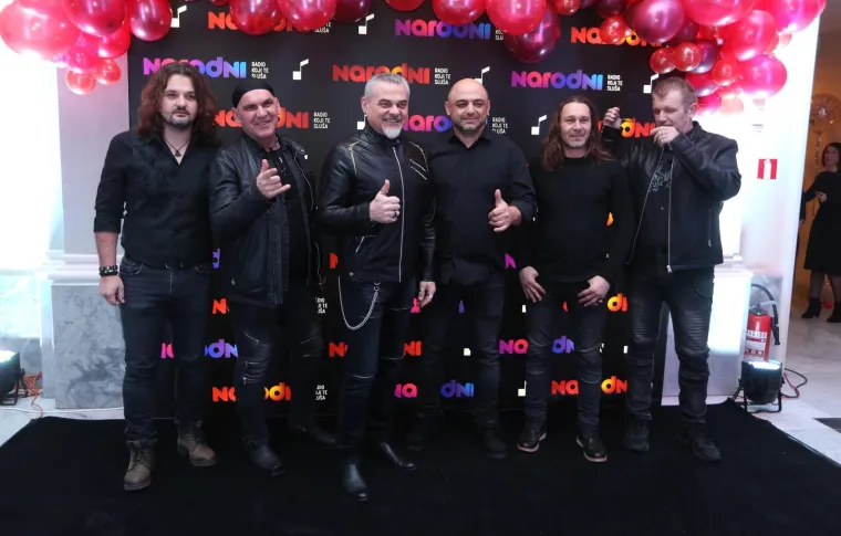 Narodni radio izabrao je pjesmu 2018. godine! Nina Badrić (46) s pjesmom 'Rekao si' odnijela je pobjedu, a s obzirom na to da pjevačica zbog zdravstvenih problema nije prisustvovala dodjeli, Darija Hodnik ju je zamijenila.  Crvenim tepihom prošetale su zvijezde iz svijeta glazbe čije su pjesme obilježile 2018., ali i mnogi drugi uzvanici poput Lucije Lugomer, Gorana i Nives Ivanišević. Zagrebački Muzej Mimara nakratko se pretvorio u hram hrvatske glazbe, a najviše je pažnje plijenila prelijepa Franka Batelić u neobičnoj plavoj haljini koja je naglasila njezin seksepil.