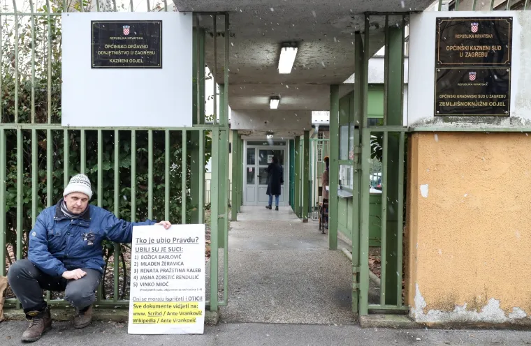 'Tko je ubio pravdu? UBILI SU JE SUCI': Prosvjeduje glađu ispred Općinskog suda u Ilici