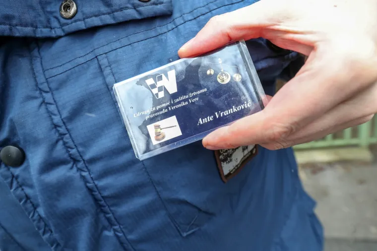 'Tko je ubio pravdu? UBILI SU JE SUCI': Prosvjeduje glađu ispred Općinskog suda u Ilici