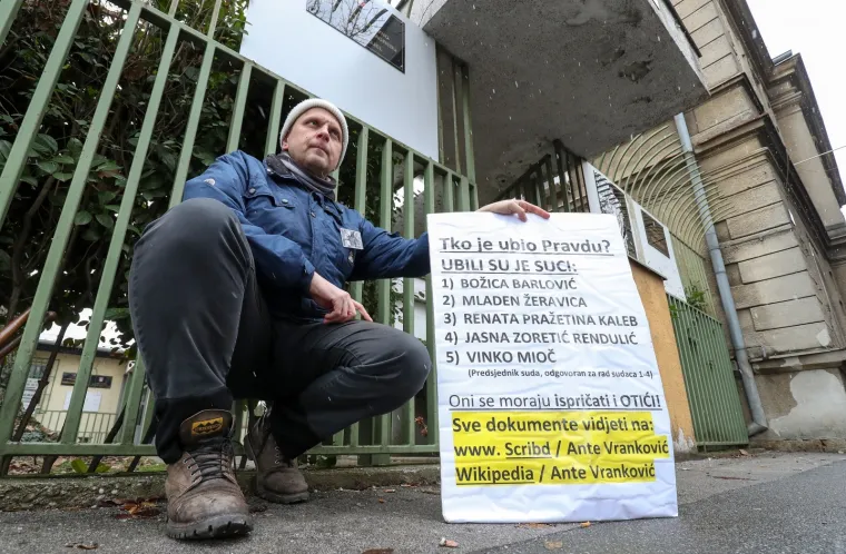 'Tko je ubio pravdu? UBILI SU JE SUCI': Prosvjeduje glađu ispred Općinskog suda u Ilici