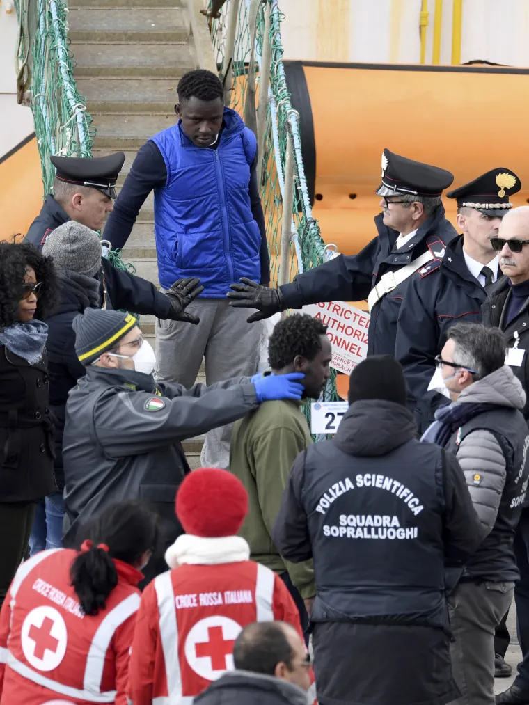 Migranti se iskrcali u Italiji: Rim ih i dalje ne želi primati
