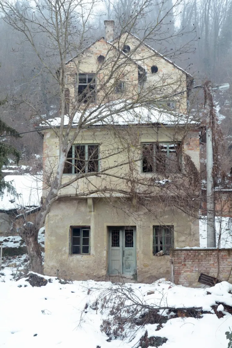 Mno&scaron;tvo ru&scaron;evina kuća u Hrvatskoj Kostajnici i 24 godina nakon zavr&scaron;etka rata podsjećaju na stradanja grada i ljudi.