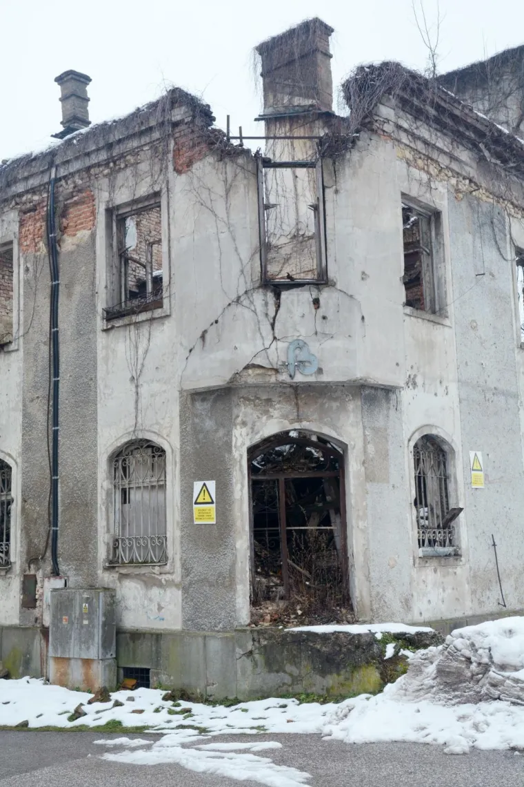 Mno&scaron;tvo ru&scaron;evina kuća u Hrvatskoj Kostajnici i 24 godina nakon zavr&scaron;etka rata podsjećaju na stradanja grada i ljudi.