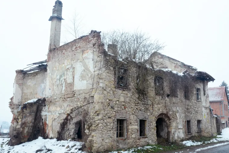 Mno&scaron;tvo ru&scaron;evina kuća u Hrvatskoj Kostajnici i 24 godina nakon zavr&scaron;etka rata podsjećaju na stradanja grada i ljudi.