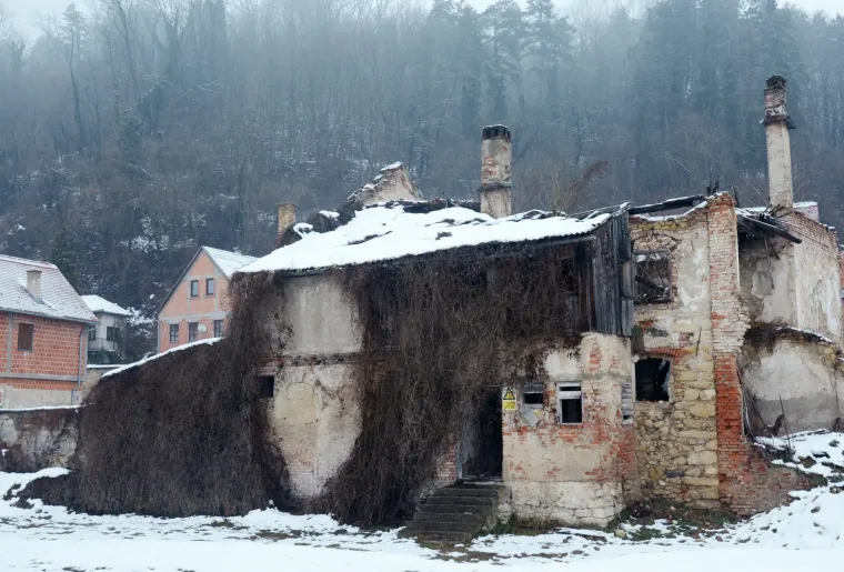 Mno&scaron;tvo ru&scaron;evina kuća u Hrvatskoj Kostajnici i 24 godina nakon zavr&scaron;etka rata podsjećaju na stradanja grada i ljudi.