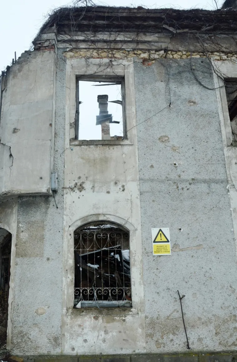 Mno&scaron;tvo ru&scaron;evina kuća u Hrvatskoj Kostajnici i 24 godina nakon zavr&scaron;etka rata podsjećaju na stradanja grada i ljudi.