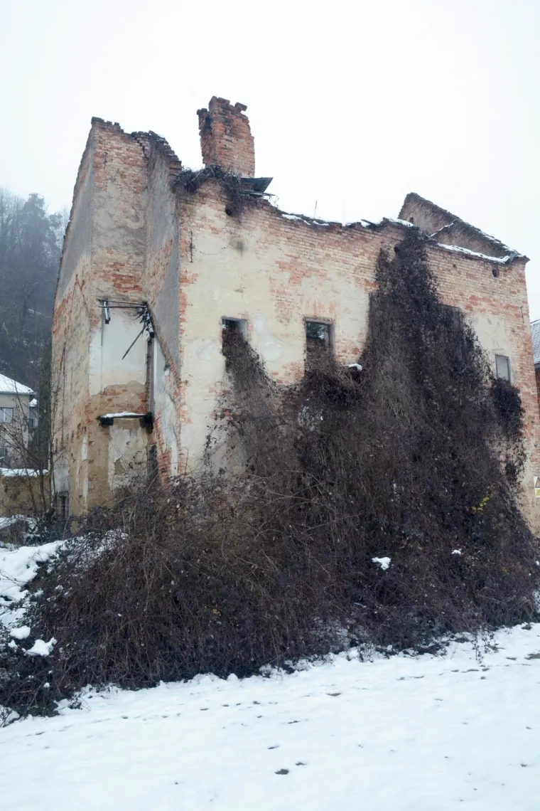 Mno&scaron;tvo ru&scaron;evina kuća u Hrvatskoj Kostajnici i 24 godina nakon zavr&scaron;etka rata podsjećaju na stradanja grada i ljudi.