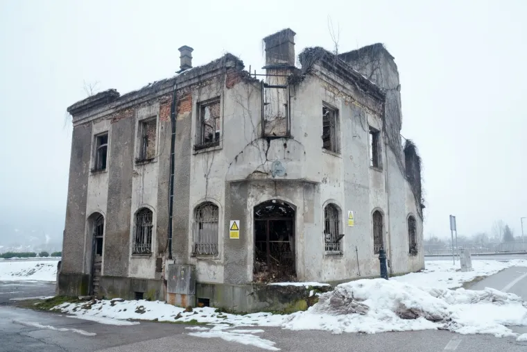 Mno&scaron;tvo ru&scaron;evina kuća u Hrvatskoj Kostajnici i 24 godina nakon zavr&scaron;etka rata podsjećaju na stradanja grada i ljudi.