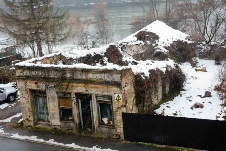 Mno&scaron;tvo ru&scaron;evina kuća u Hrvatskoj Kostajnici i 24 godina nakon zavr&scaron;etka rata podsjećaju na stradanja grada i ljudi.