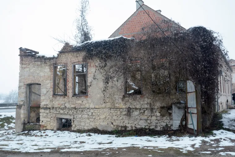Mno&scaron;tvo ru&scaron;evina kuća u Hrvatskoj Kostajnici i 24 godina nakon zavr&scaron;etka rata podsjećaju na stradanja grada i ljudi.