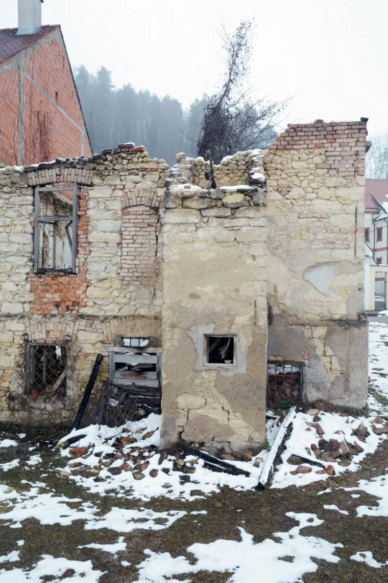 Mno&scaron;tvo ru&scaron;evina kuća u Hrvatskoj Kostajnici i 24 godina nakon zavr&scaron;etka rata podsjećaju na stradanja grada i ljudi.